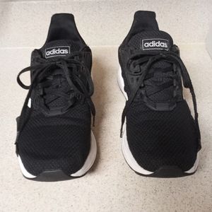 Adidas boys sneakers  size 5. Pre-owned, very good condition.  Next day shipping